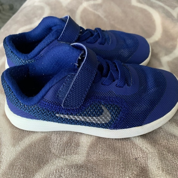 boys blue tennis shoes